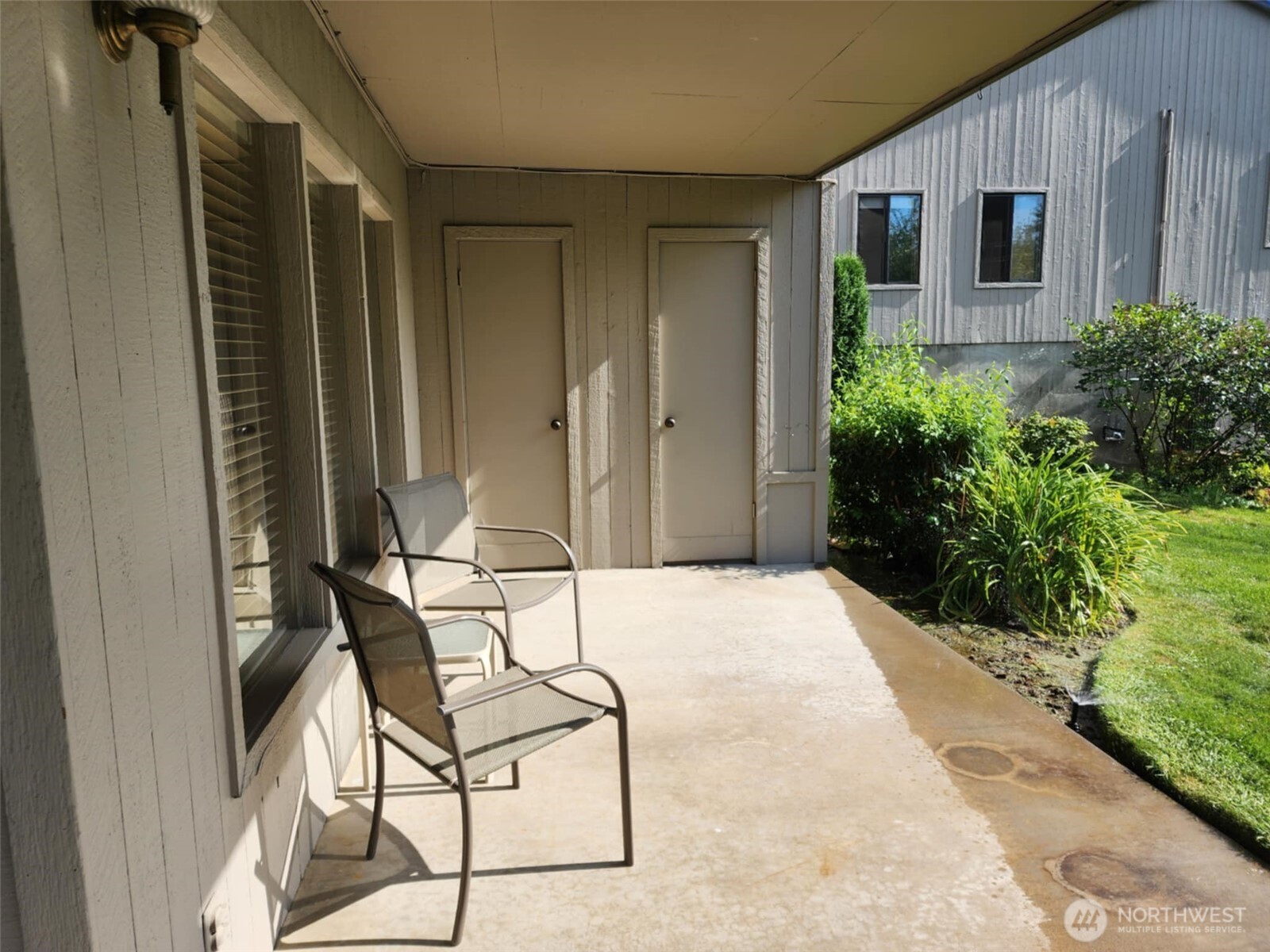 225 19th Street Northeast, Unit 23 East Wenatchee, WA 98802 - Photo 36 of 40 a backyard of a house with table and chairs