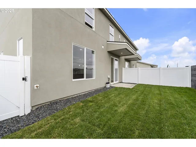 $329,900 | 1129 Northeast Emerald Drive, Hermiston, OR 97838