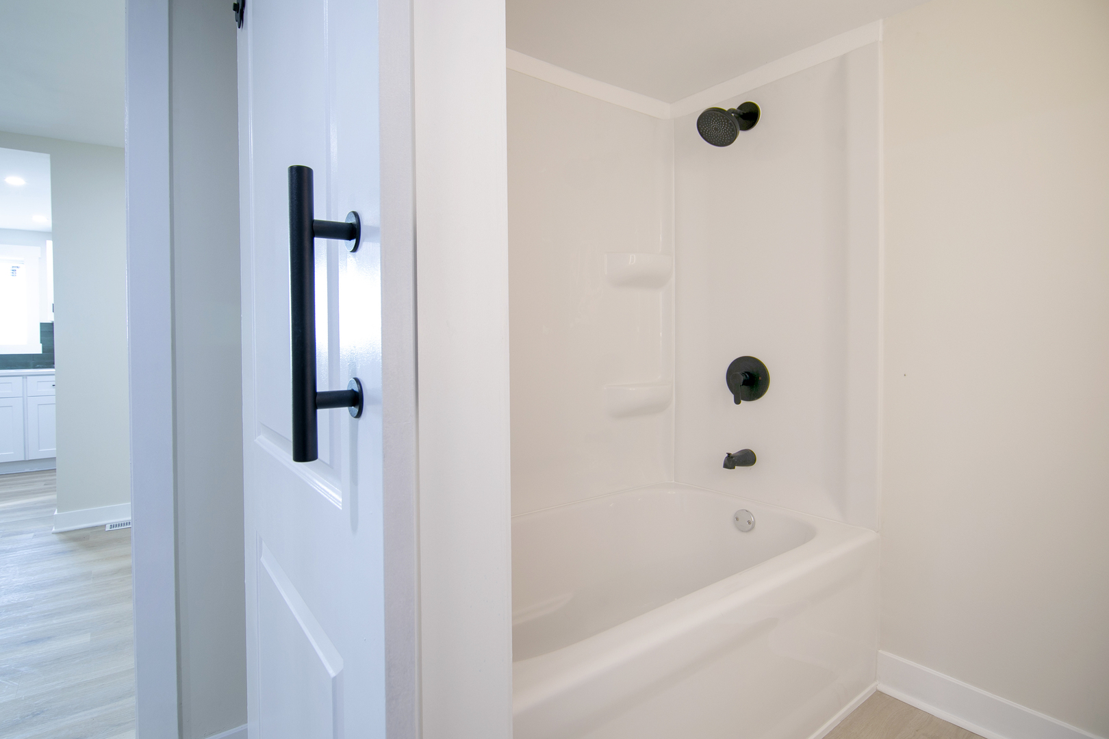 2773 North 900 East Road Ashkum, IL 60911 - Photo 18 of 30 a bathroom with a bathtub