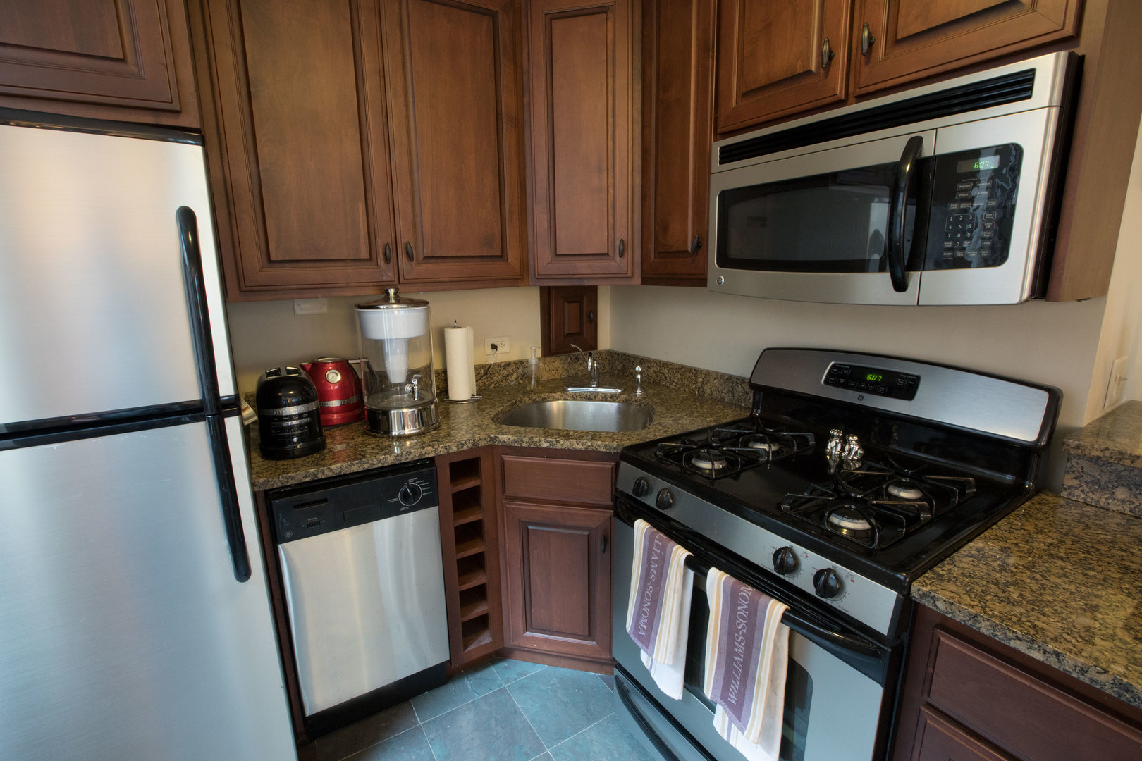 253 East Delaware Place, Unit 9H Chicago, IL 60611 - Photo 8 of 10