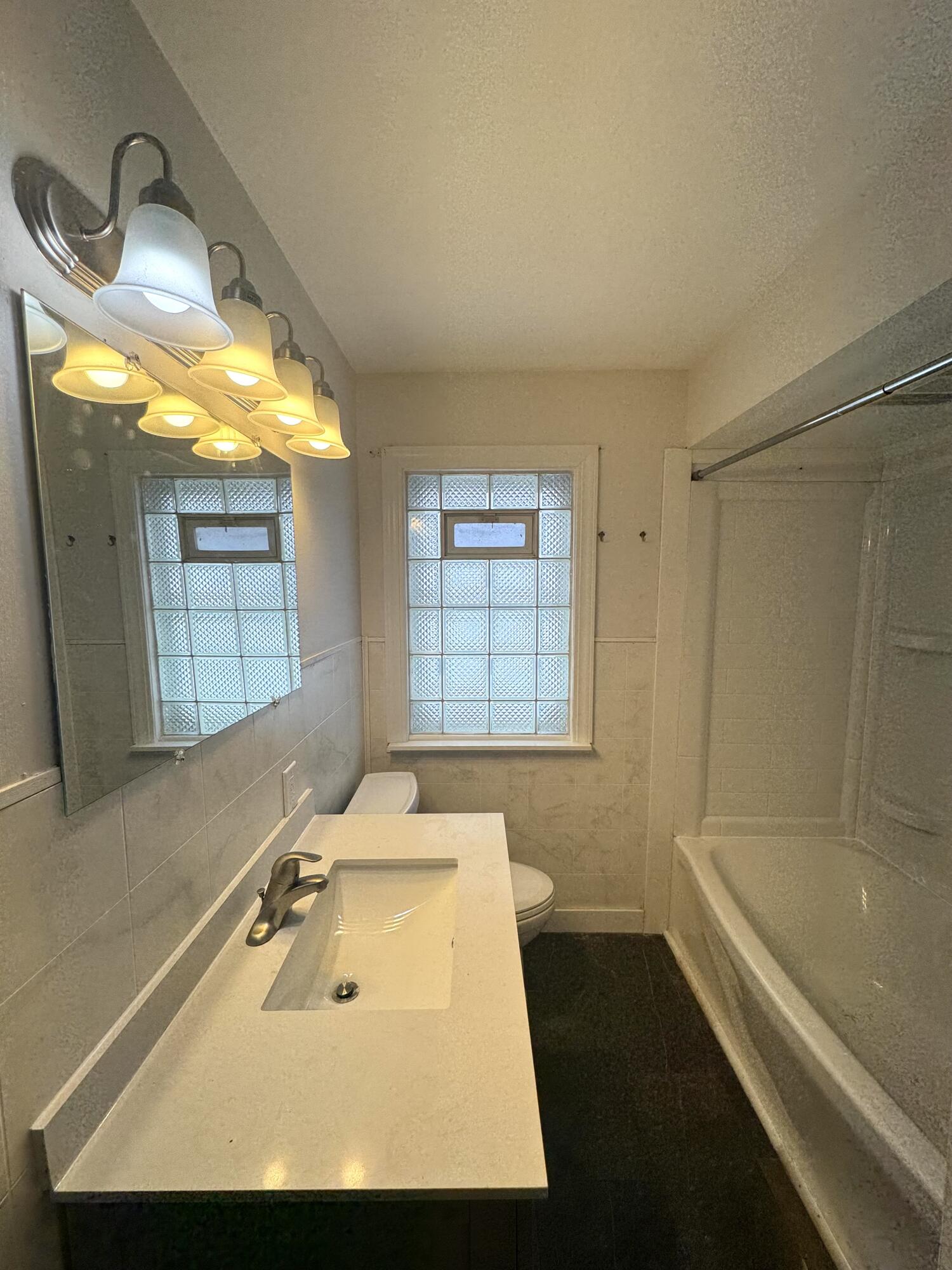 5601 37th Avenue Kenosha, WI 53144 - Photo 14 of 31 Unit 1 Bath