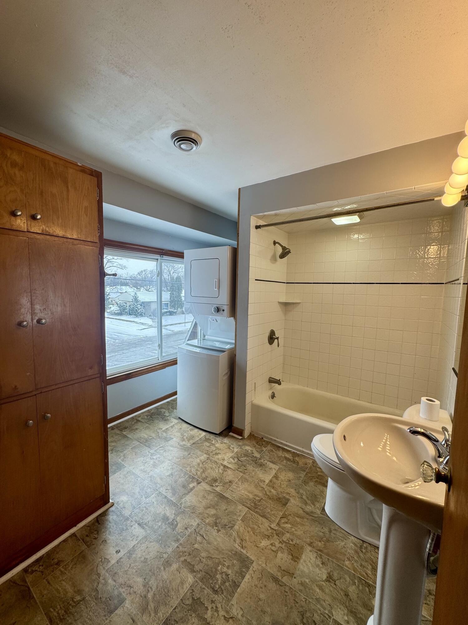 5601 37th Avenue Kenosha, WI 53144 - Photo 23 of 31 Unit 2 Bath/Laundry