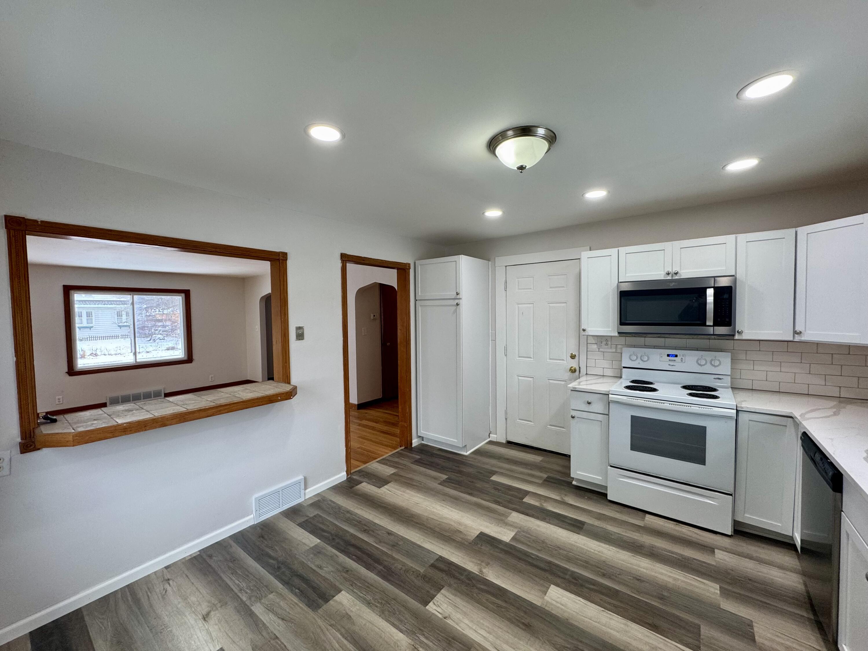 5601 37th Avenue Kenosha, WI 53144 - Photo 4 of 31 Unit 1 Kitchen