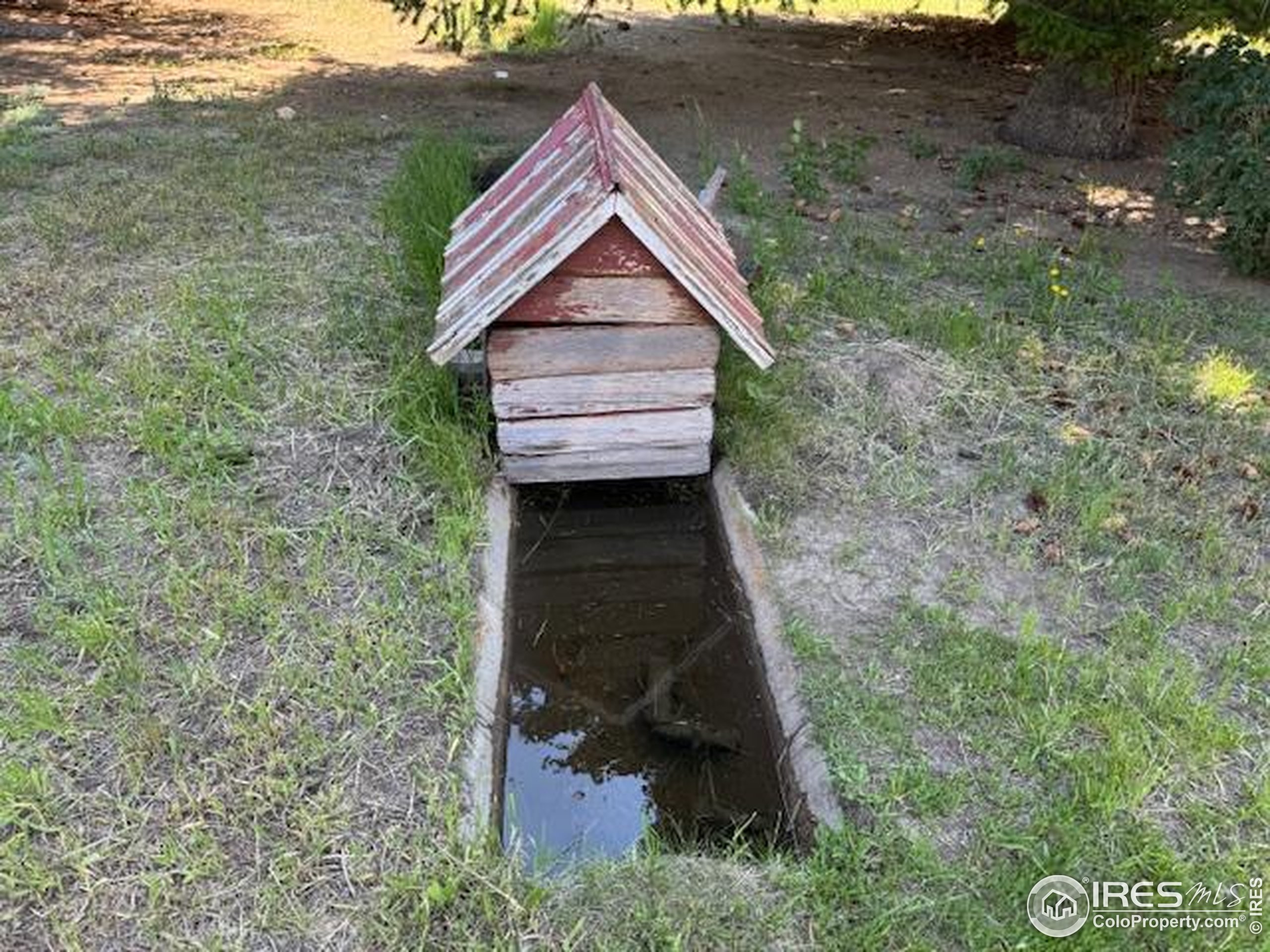 110 Meadow Lane Bellvue, CO 80512 - Photo 20 of 28 a backyard of a house with wooden fence