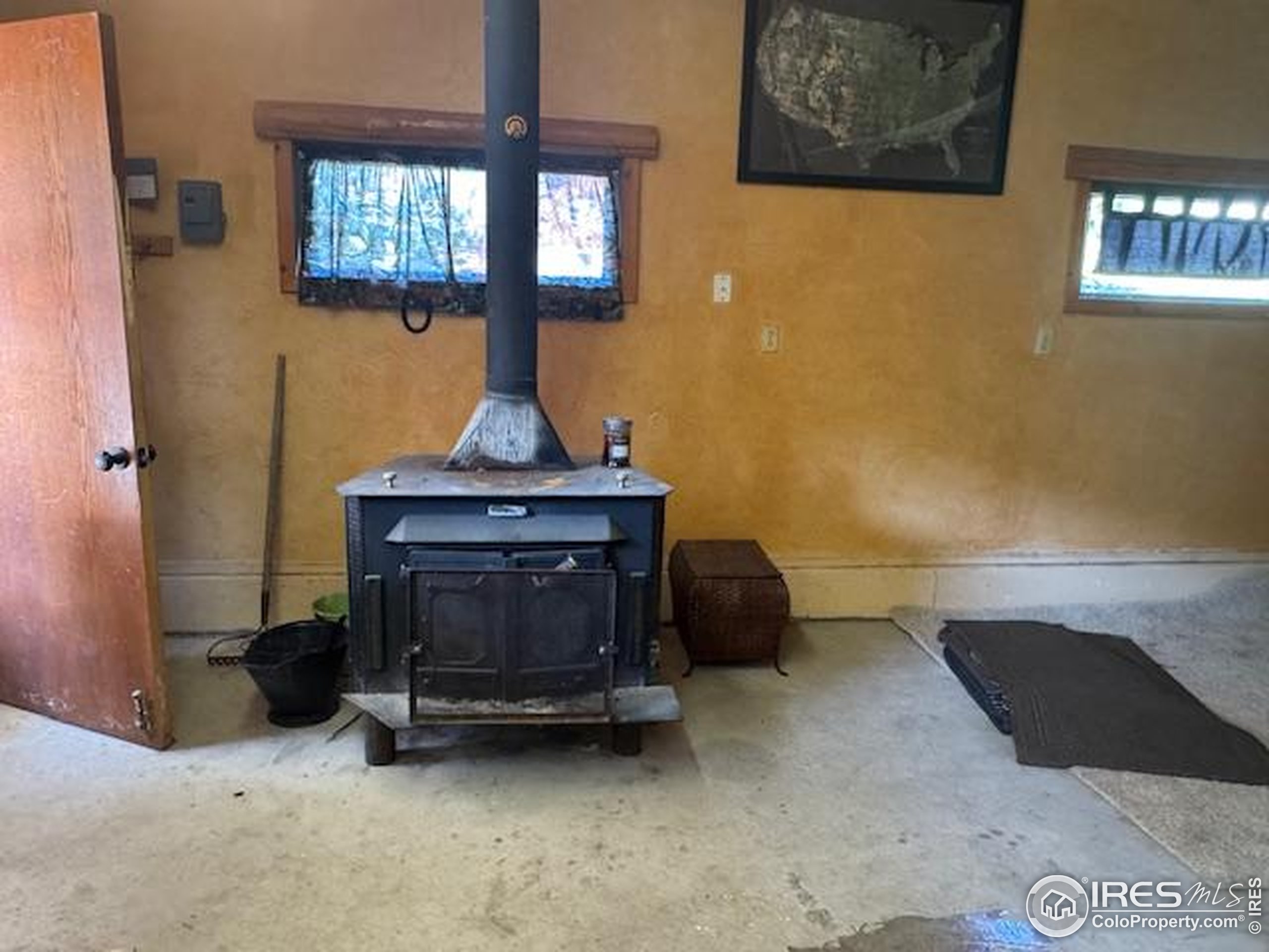 110 Meadow Lane Bellvue, CO 80512 - Photo 26 of 28 a view of a livingroom with furniture and windows