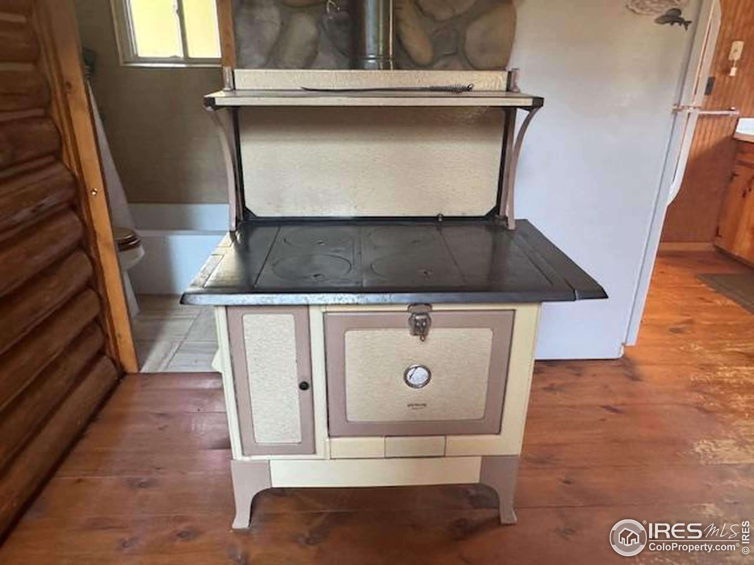 110 Meadow Lane Bellvue, CO 80512 - Photo 9 of 28 a close view of a stove