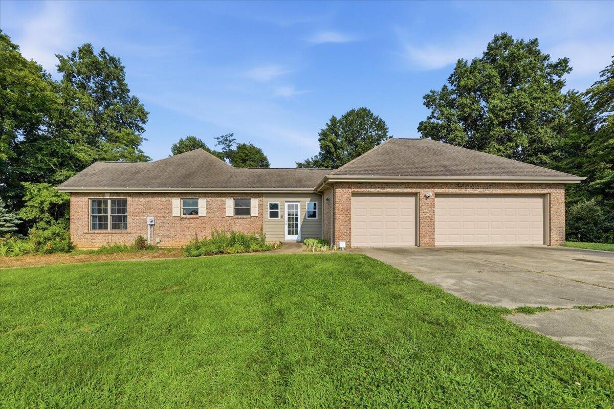 8296 Kelly Road Burlington, KY 41005 - Photo 3 of 43 Side entry 3 car garage