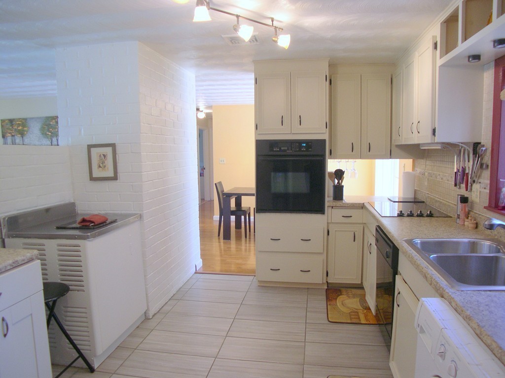 9 Mayflower Road Framingham, MA 01701 - Photo 12 of 30 Gallery Image 12