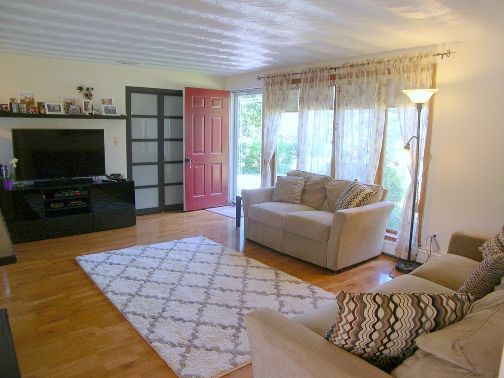 9 Mayflower Road Framingham, MA 01701 - Photo 4 of 30 Gallery Image 4