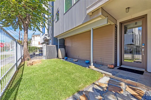 a view of a house with backyard and porch