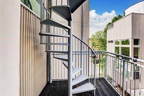 5443 Rose Street Houston, TX 77007 - Photo 31 of 32 a view of stairs