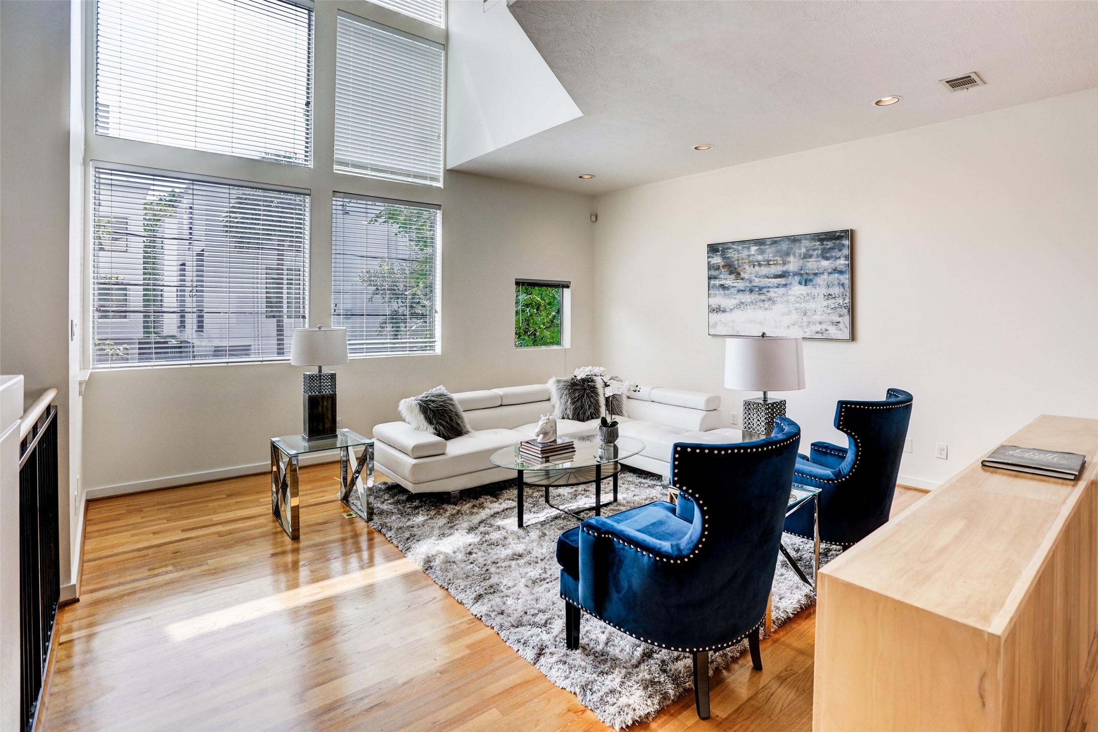 5443 Rose Street Houston, TX 77007 - Photo 5 of 32 a living room with furniture and a window