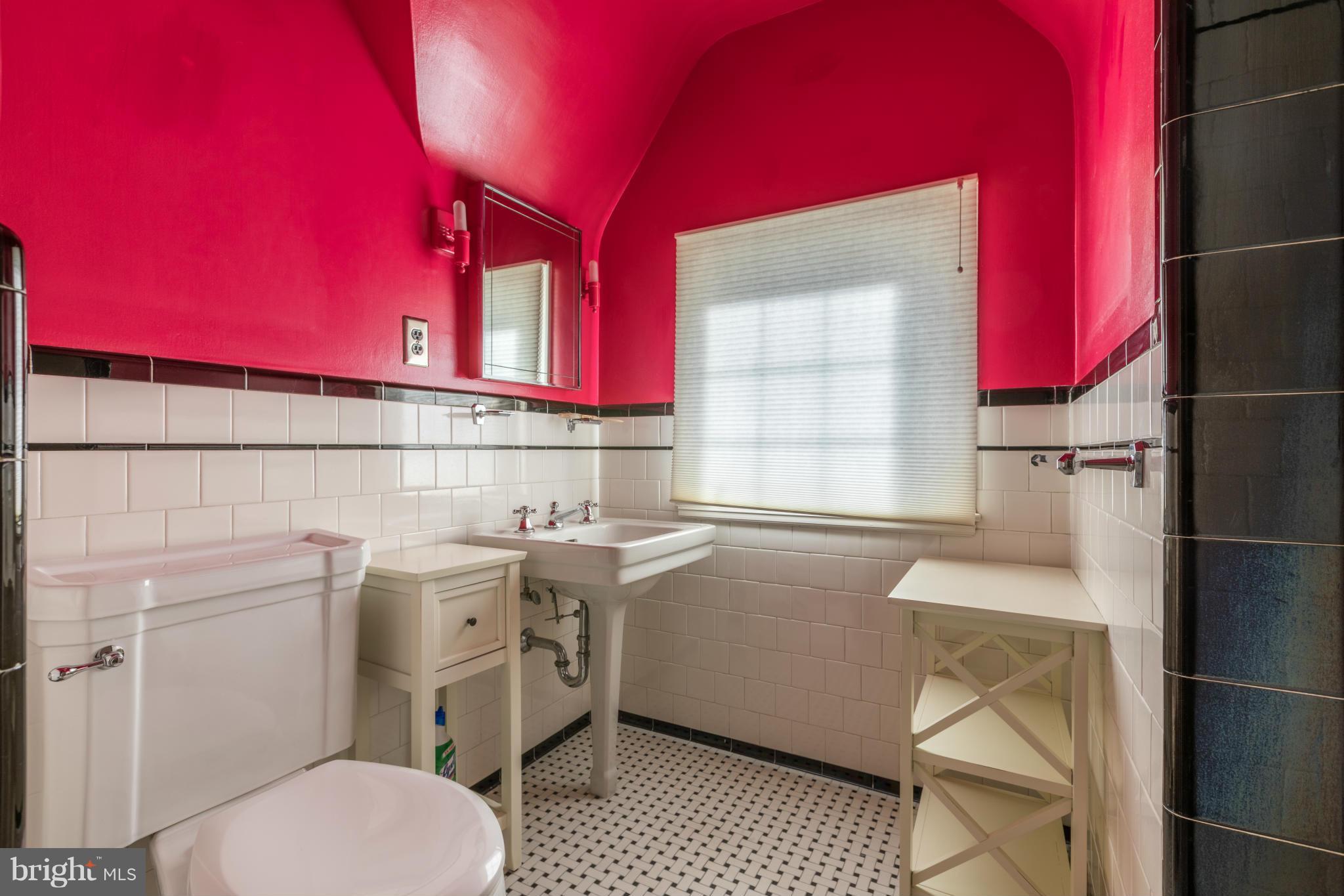 111 Castlewood Road Baltimore, MD 21210 - Photo 22 of 30 Hall Bath