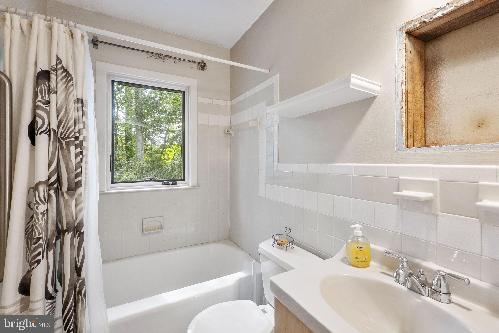 1410 Gridley Lane Silver Spring, MD 20902 - Photo 11 of 20 Full bath