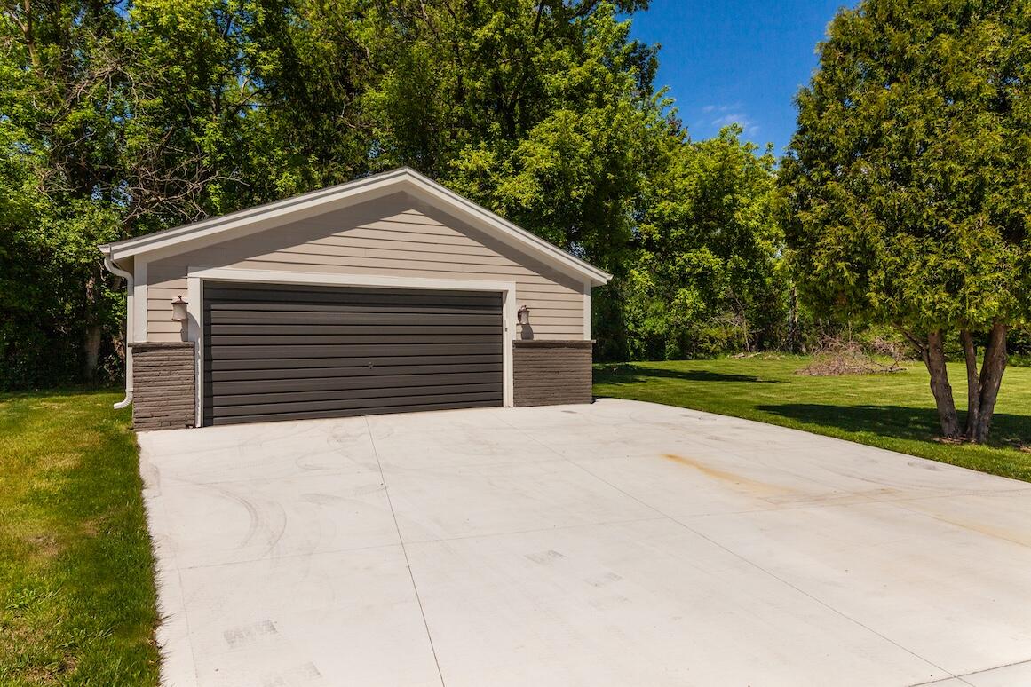 N20W28282 Oakton Road Delafield, WI 53072 - Photo 5 of 49 Ext - Garage