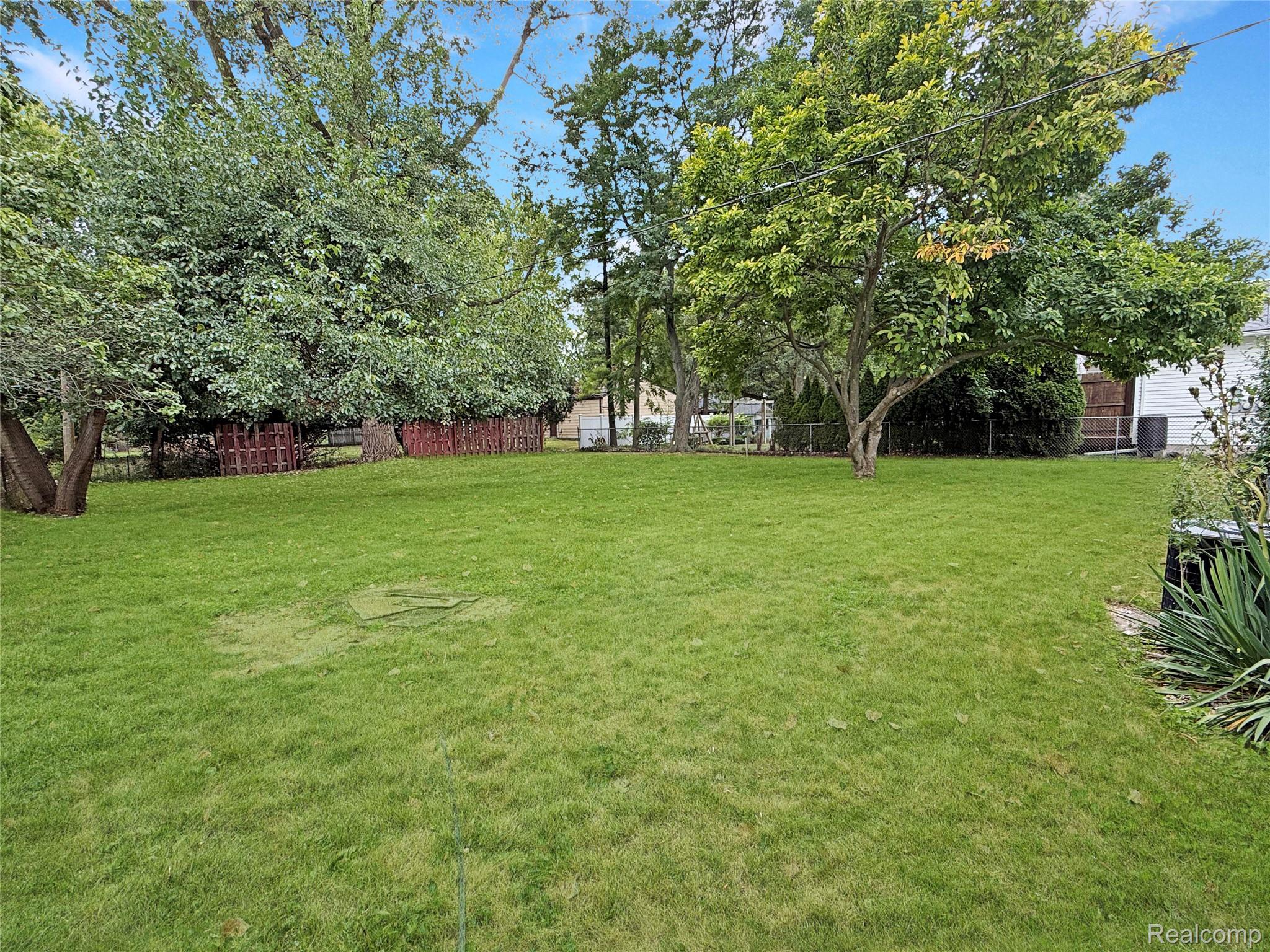 556 Trombley Road Troy, MI 48083 - Photo 16 of 16 eea75bfab442275db4c9387bd43ac52f9febc9d6.jpg
