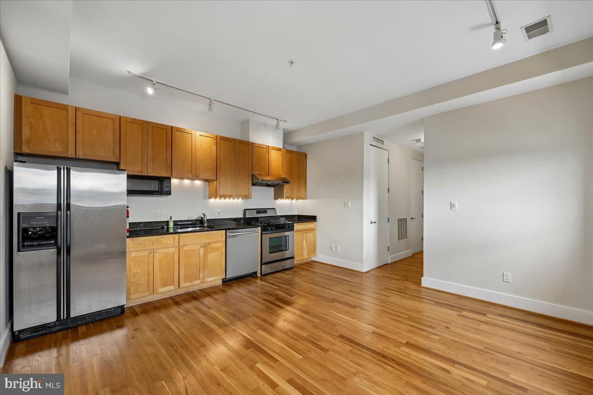 1819 Belmont Road Northwest, Unit 4 Washington, DC 20009 - Photo 7 of 67 Well appointed kitchen