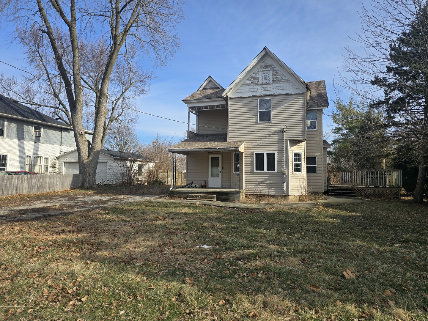 212 North Hunt Street Melvin, IL 60952 - Photo 3 of 43 a front view of a house with a yard