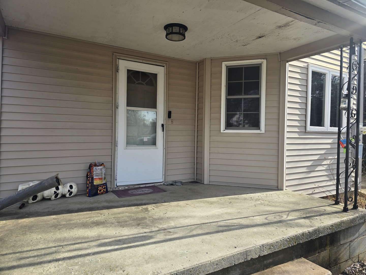 212 North Hunt Street Melvin, IL 60952 - Photo 4 of 43 a view of a house with a door and a window