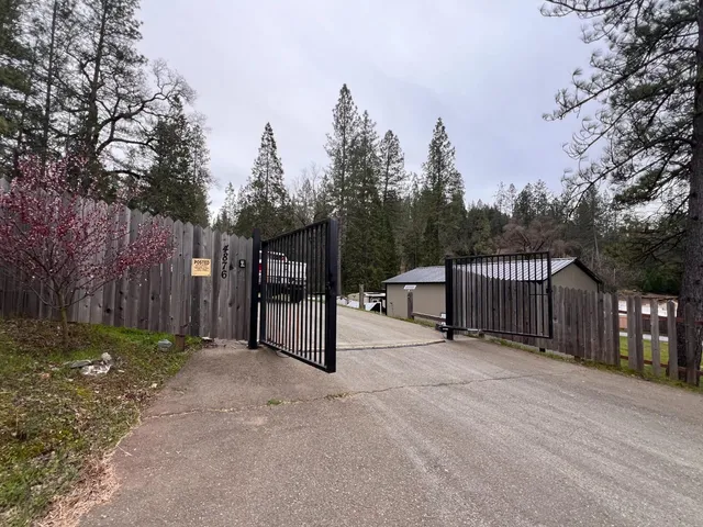 a view of a back yard