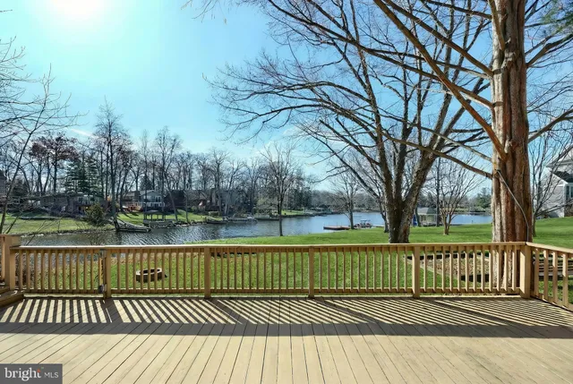 a view of entryway and kitchen