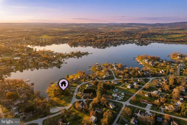 a view of a yard in front of the house