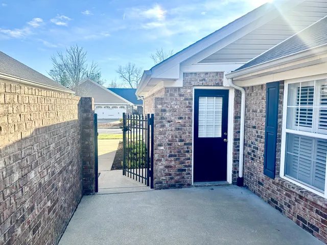 a view of entryway with outdoor space