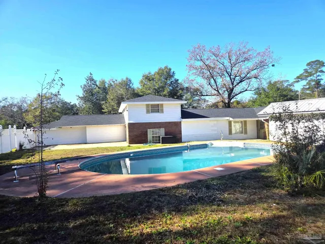 a view of a backyard