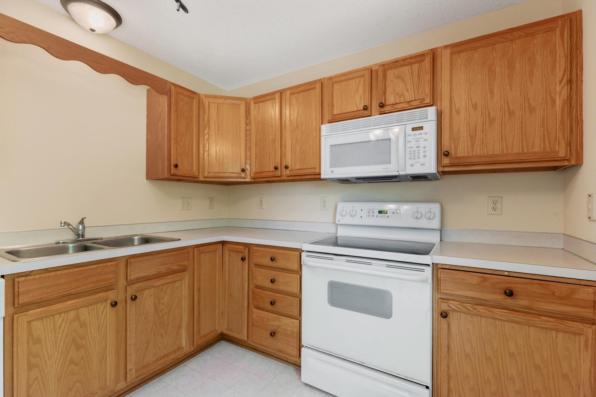 1587 County Rd D East, Unit G Maplewood, MN 55109 - Photo 3 of 17 Gallery Image 3