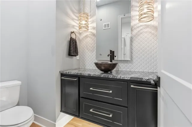 $897,500 | 8181 Valley Road, Lenexa, KS 66220