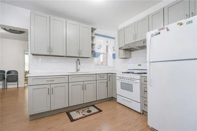 a view of a livingroom with furniture