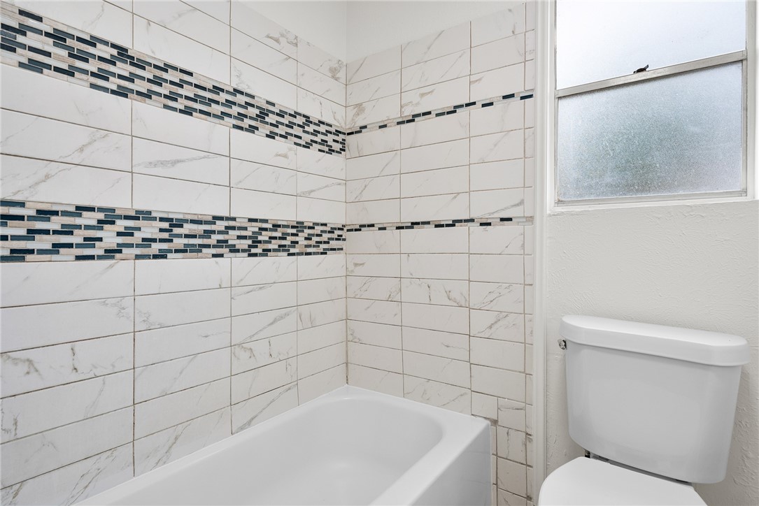5009 Wingfoot Lane, Unit B Corpus Christi, TX 78413 - Photo 17 of 23 a bathroom with a bathtub and toilet
