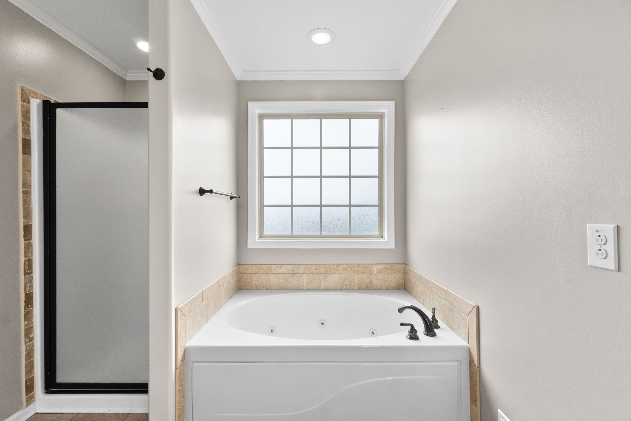 3768 Suiter Road Clarksville, TN 37040 - Photo 20 of 28 a bathroom with a bathtub and a window