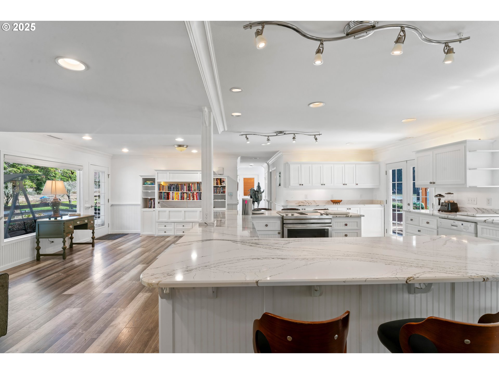 9202 Phey Lane Florence, OR 97439 - Photo 17 of 47 a kitchen with refrigerator and chairs