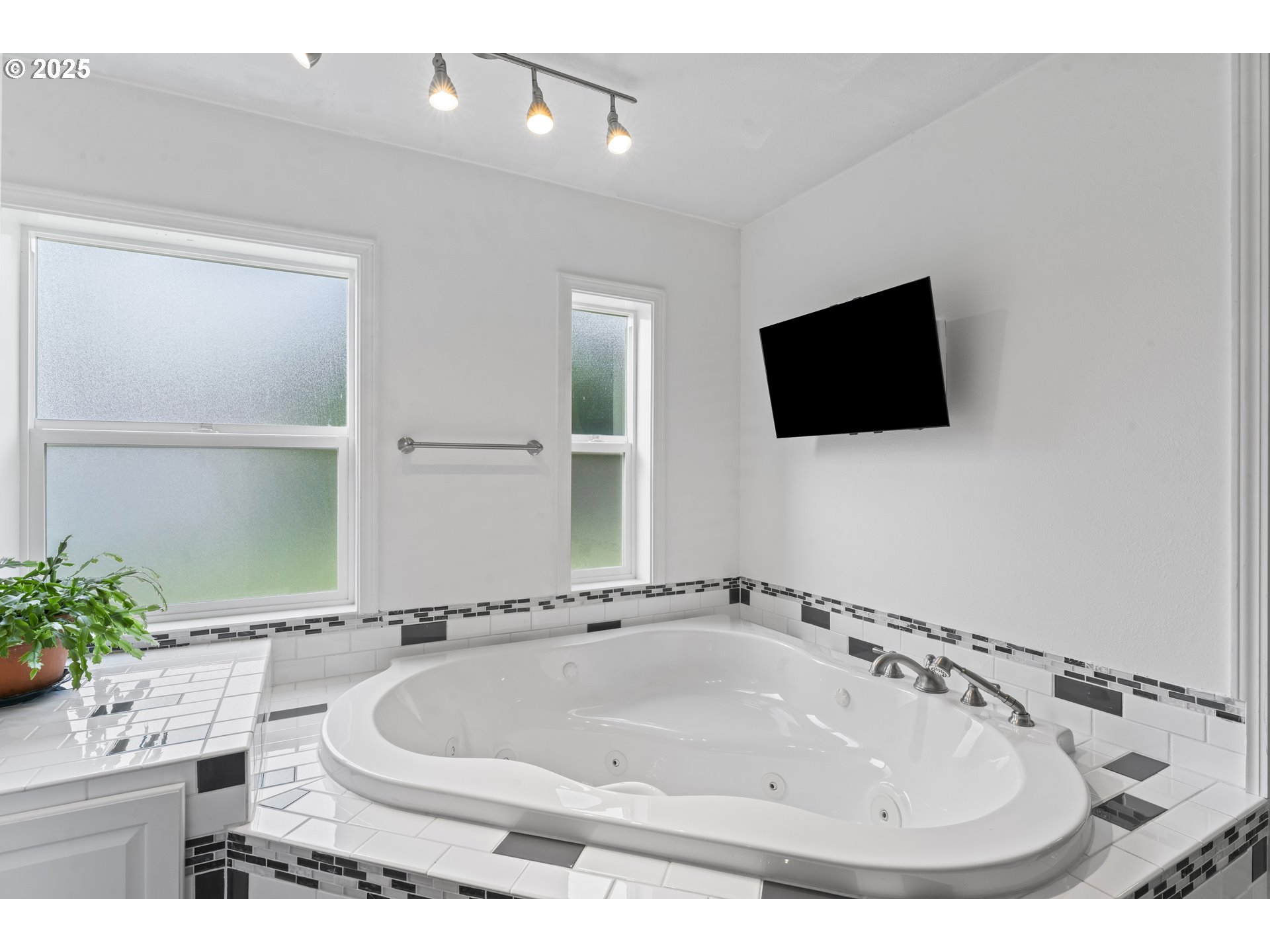 9202 Phey Lane Florence, OR 97439 - Photo 26 of 47 a bathroom with a sink and a mirror