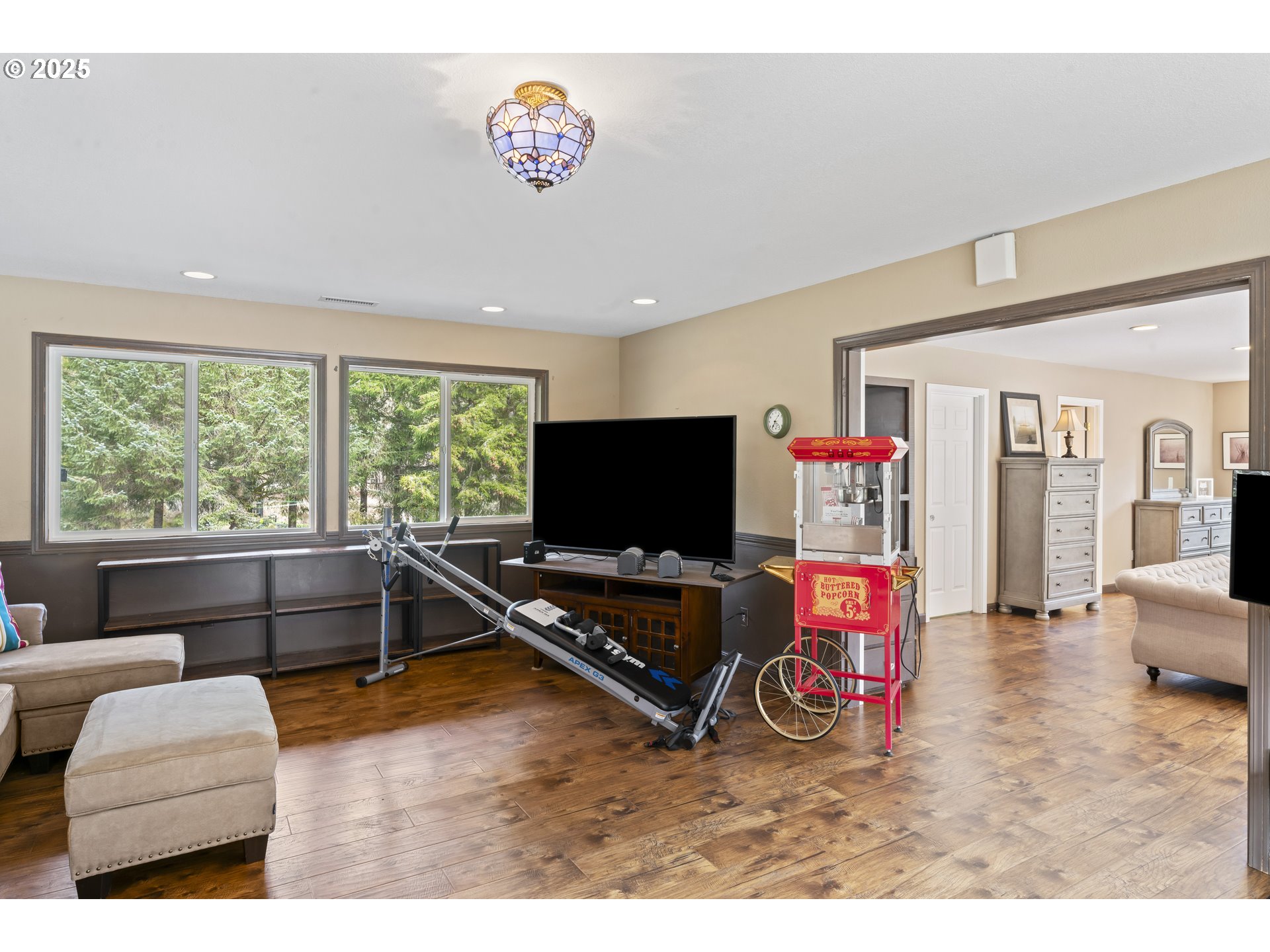 9202 Phey Lane Florence, OR 97439 - Photo 33 of 47 a living room with furniture and a flat screen tv