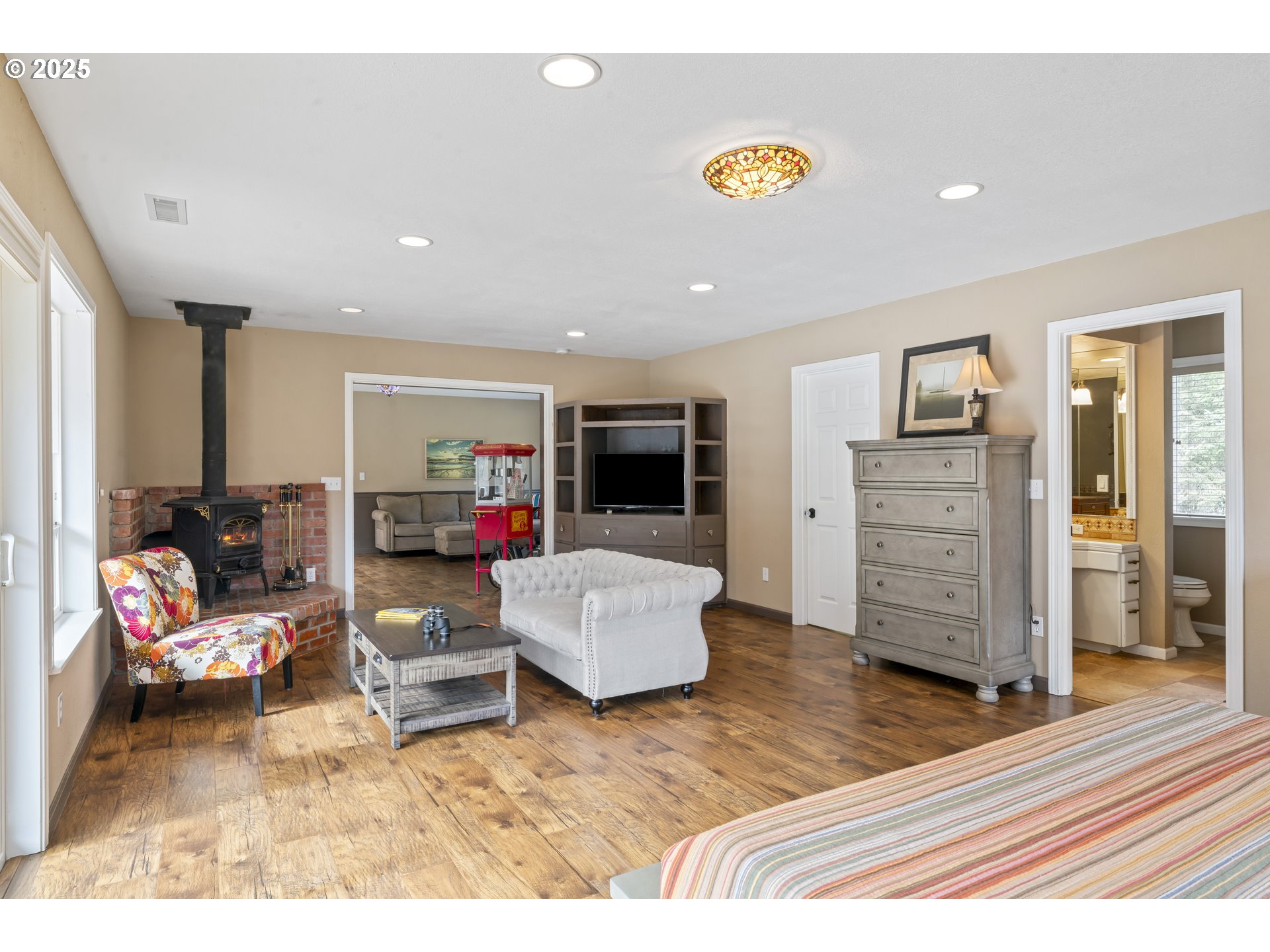 9202 Phey Lane Florence, OR 97439 - Photo 35 of 47 a living room with furniture and a flat screen tv