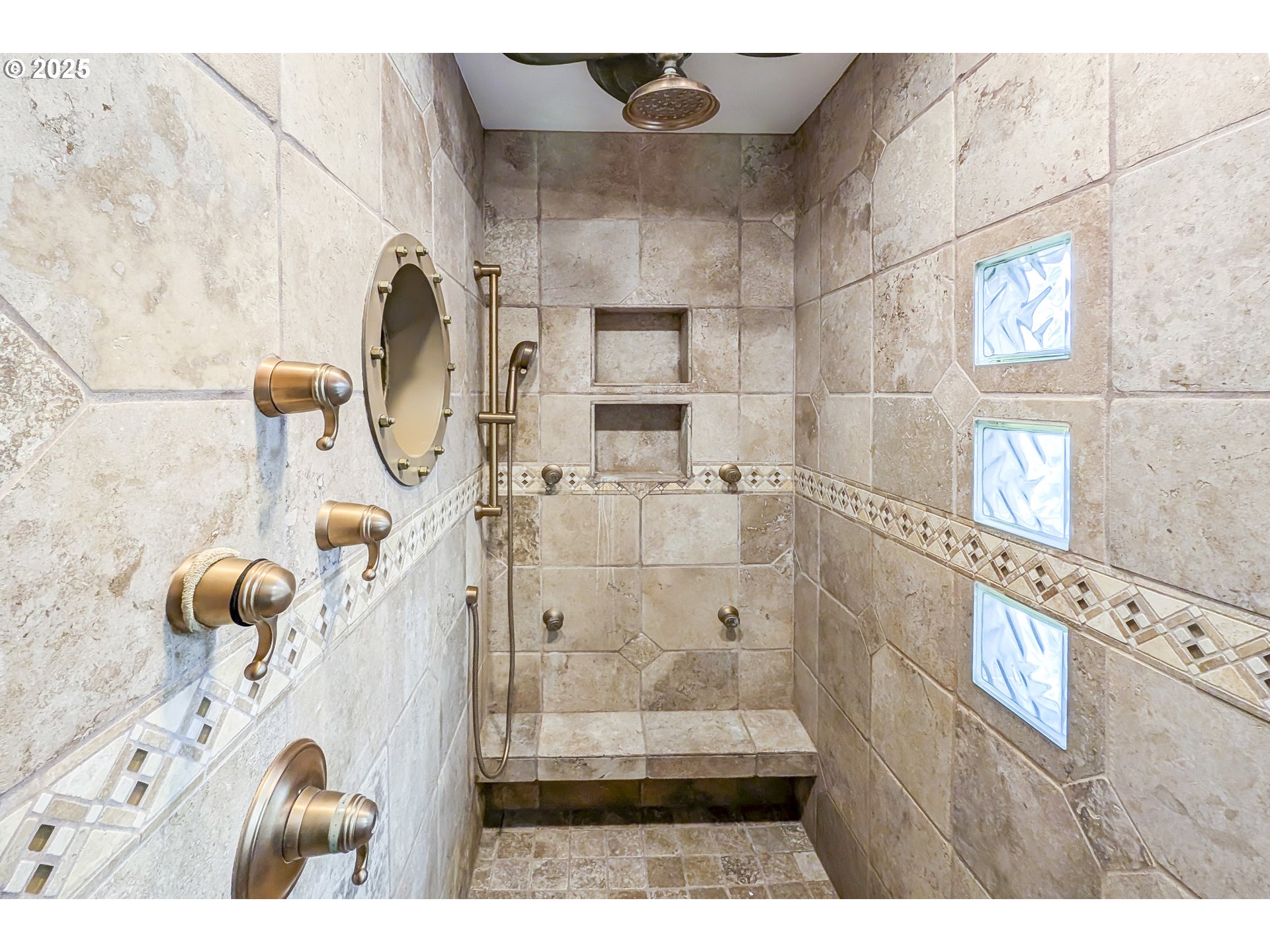9202 Phey Lane Florence, OR 97439 - Photo 40 of 47 a bathroom with a tub