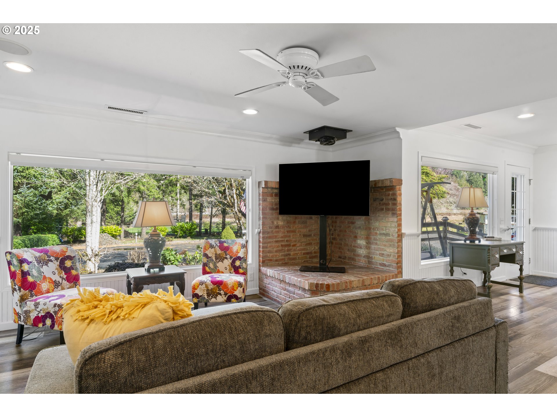 9202 Phey Lane Florence, OR 97439 - Photo 9 of 47 a living room with furniture and a flat screen tv
