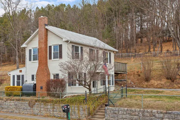 a view of a house with backyard