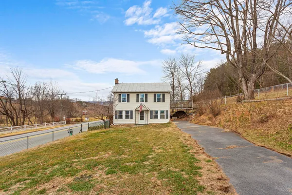 a view of a yard with a house