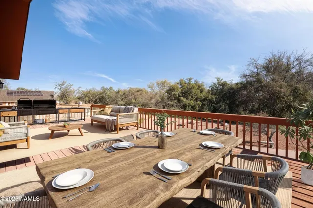 a view of an outdoor space