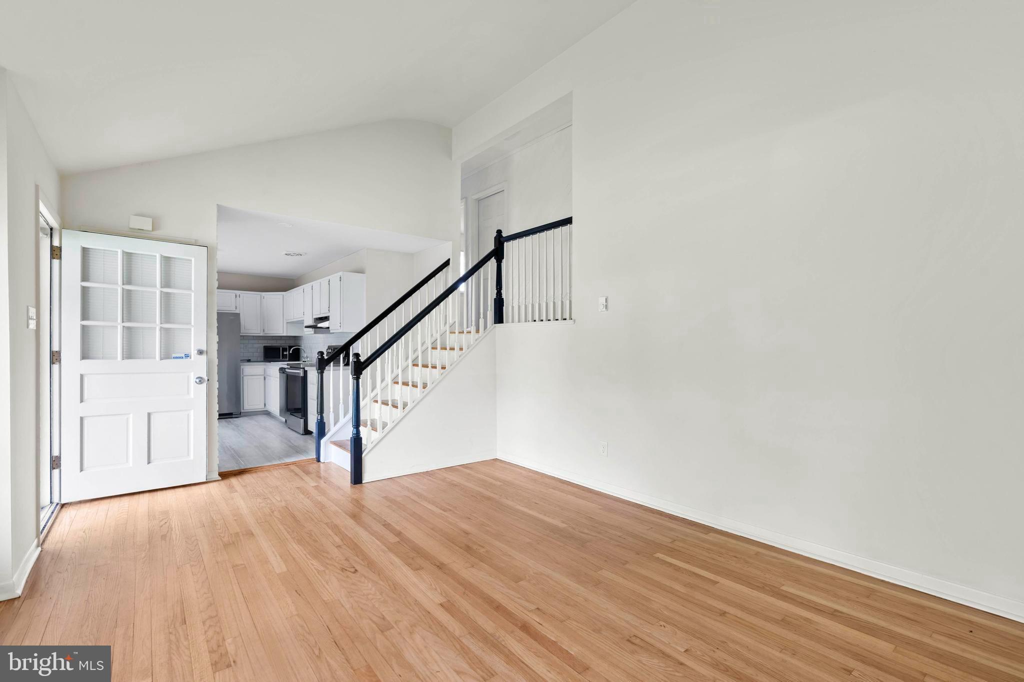 38 Queens Way Newark, DE 19713 - Photo 9 of 28 Living Room