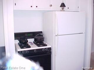914 Sherbourne Street Inkster, MI 48141 - Photo 12 of 24 Stove & Ref