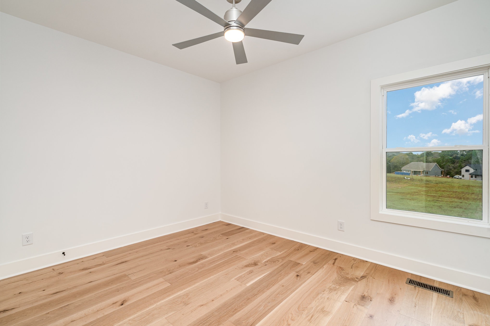 95 Crenshaw Road Hartsville, TN 37074 - Photo 15 of 31 an empty room with a window