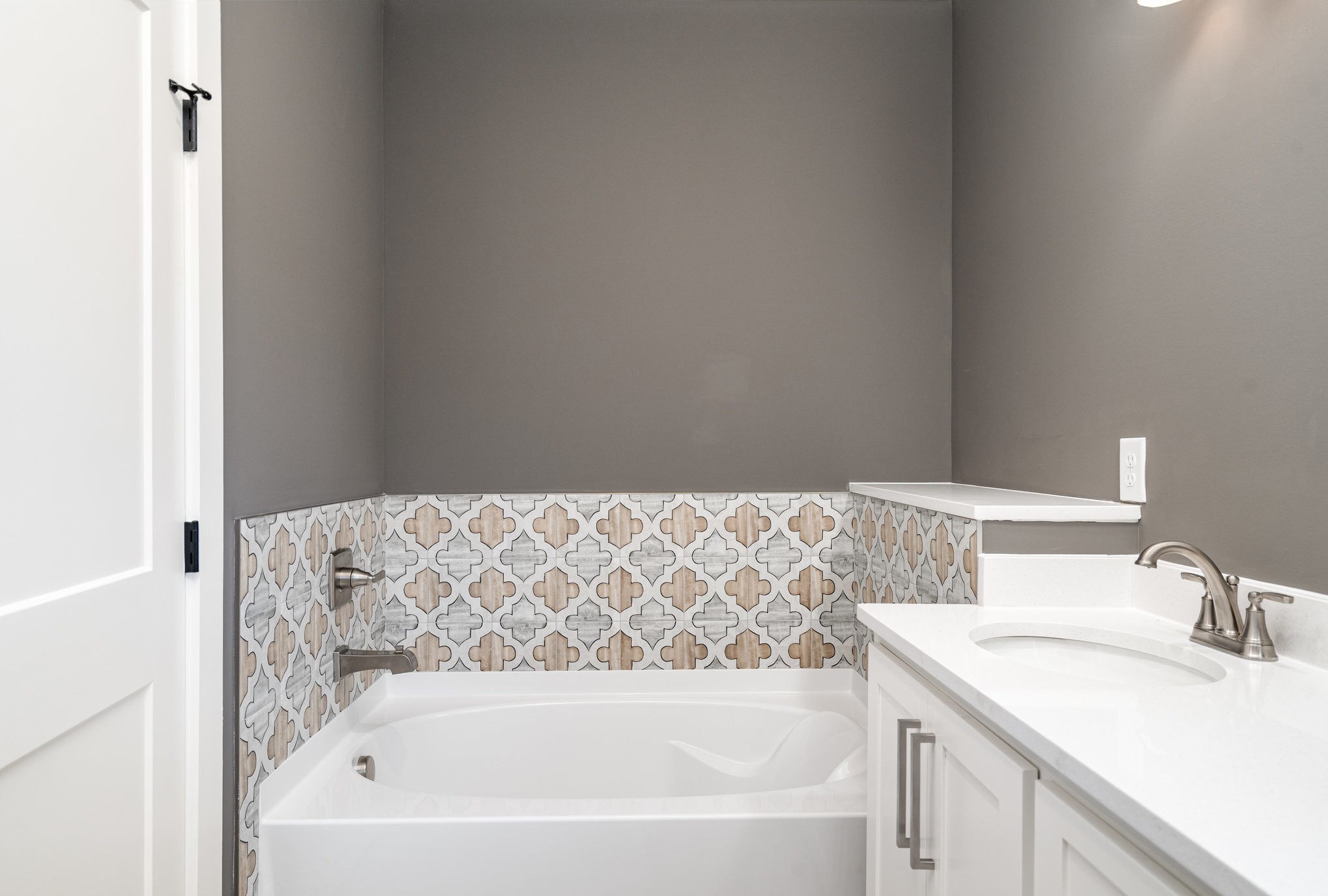 95 Crenshaw Road Hartsville, TN 37074 - Photo 23 of 31 a bathroom with a bathtub and sink