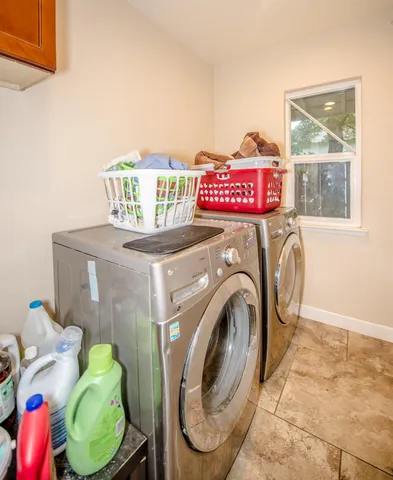 a view of a livingroom with furniture