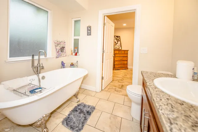 a view of an house with backyard and garden