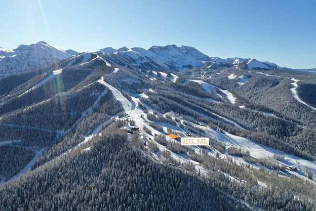 a view of houses with a yard