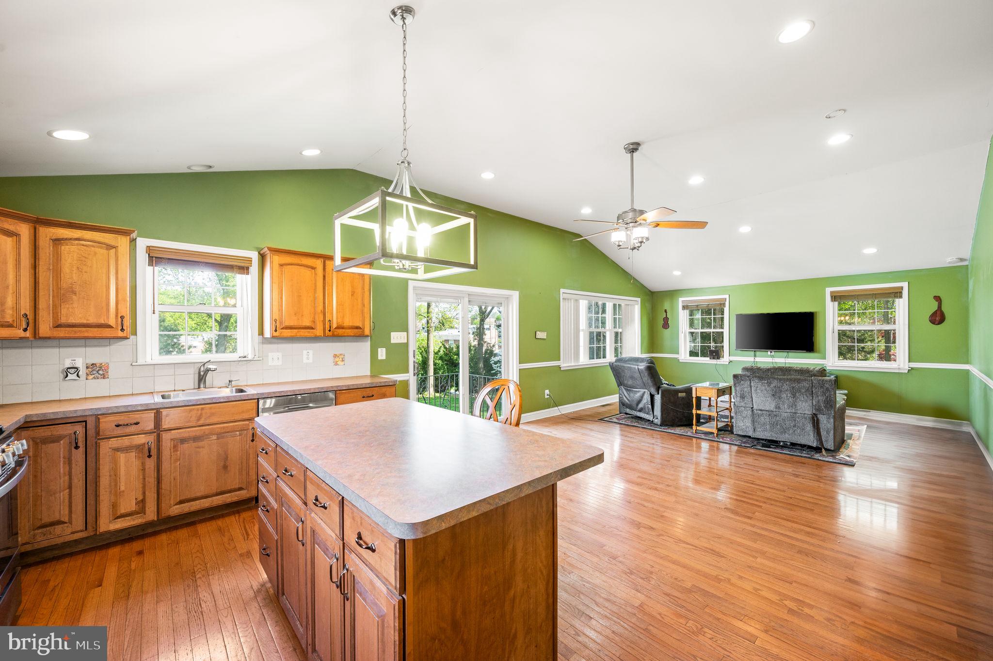 666 Dutton Circle Springfield, PA 19064 - Photo 12 of 35 Kitchin